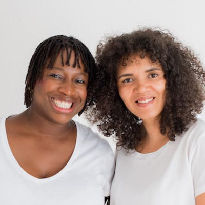 Die Gründerinnen von Tebalou lachen in die Kamera. Olaolu rechts und Tebbi links.